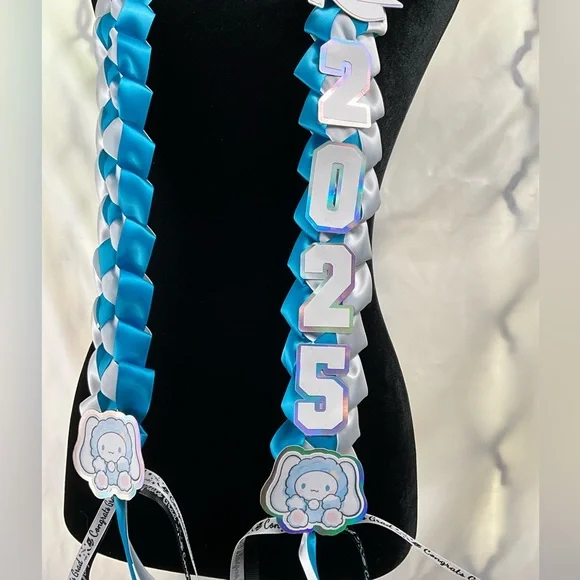 2025 Cinnamon Roll Graduation Lei White and Blue 7/8 Satin Ribbon - Picture 2 of 4